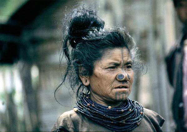 Kỳ lạ tục đeo khuy&ecirc;n mũi l&agrave;m xấu của bộ lạc Ấn